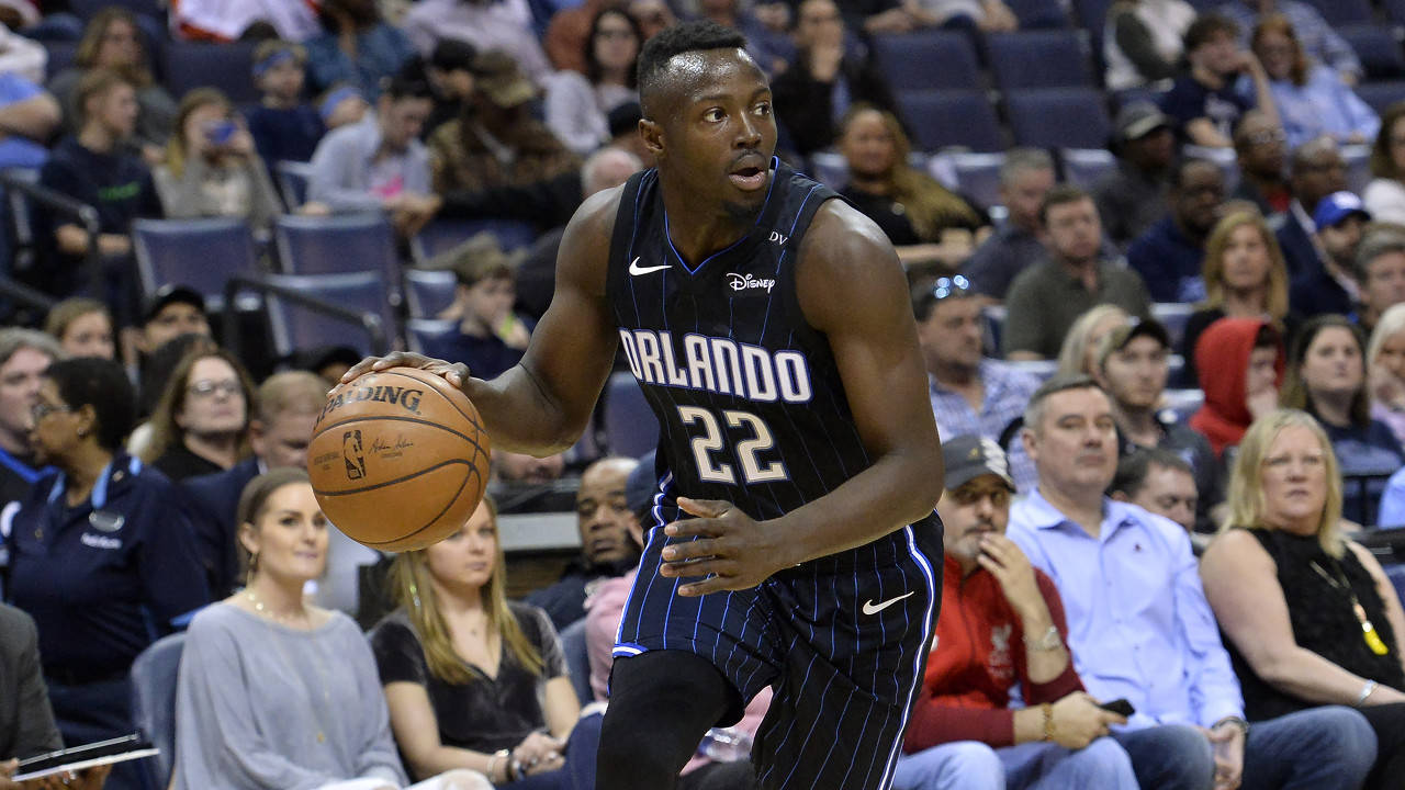 黄蜂球员全力为球队拼搏，迎国王取胜